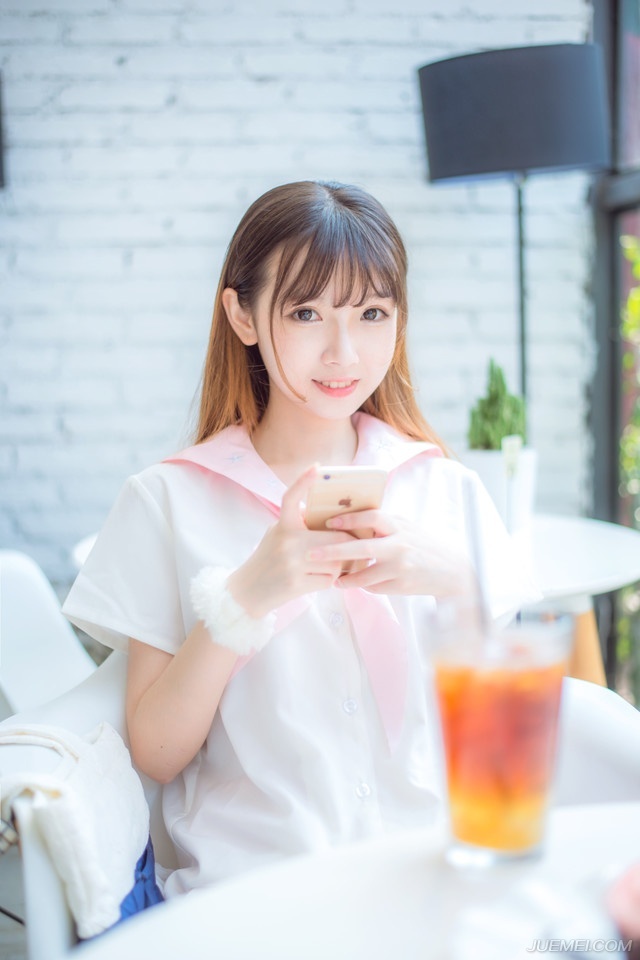 友谊能使人同舟共济，友谊能使人生活充实，五彩缤纷。